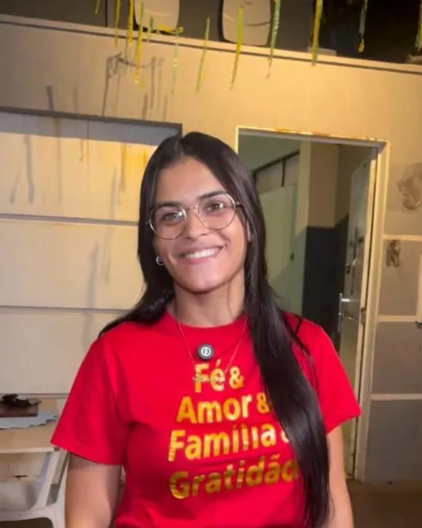 Atendente da Alê Pizzas sorrindo no salão